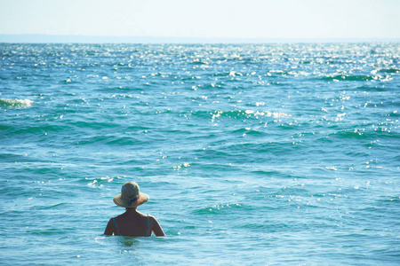 在海的帽子的女人