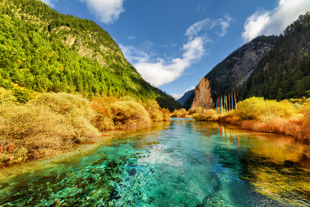 令人惊叹的阳光景观与蔚蓝的河流在群山之间