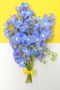 飞燕草蓝色和黄色丝带花束