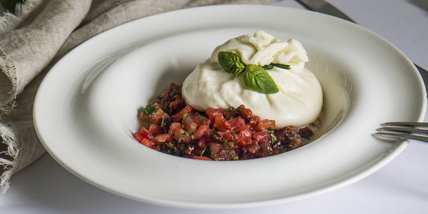 Burrata 奶酪配番茄鞑靼