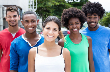 白人女孩笑与群多民族朋友活页日历与哥伦比亚国庆日,博亚卡桥梁设计