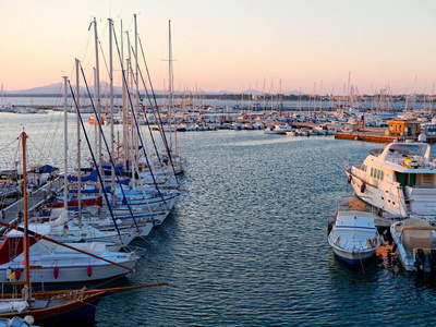 美丽的海港和船只在阿尔盖罗, 撒丁岛的看法