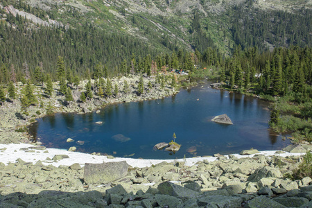 山是非常干净和清澈的湖。壮观的夏天风景在山。美丽的自然景色
