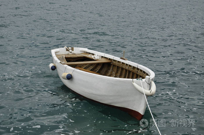 小的白船在水面上