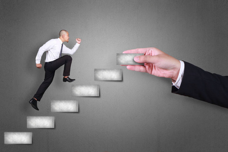 商人为成功的事业而跑攀登的台阶以大领导手的帮助, 发展成长进步远景