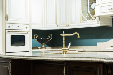 巴洛克风格的现代厨房内饰与水龙头和烤箱