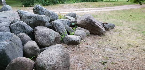 美丽的大石头堆在地上躺在森林里。岩石的背景和纹理放在一起