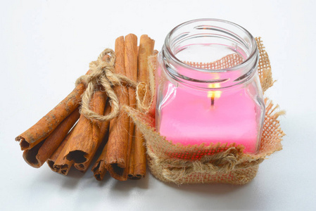 香薰蜡烛用肉桂棒放松水疗和健康概念