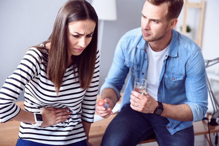 孕期肚子疼图片