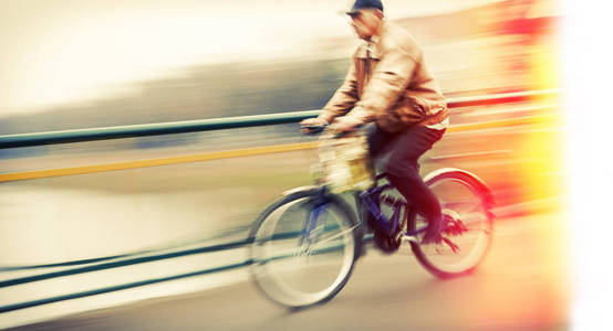 城市道路上骑车人模糊形象的抽象。故意运动模糊与色彩移位