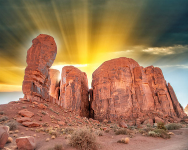 亚利桑那州纪念碑谷国家公园日落时的骆驼山丘