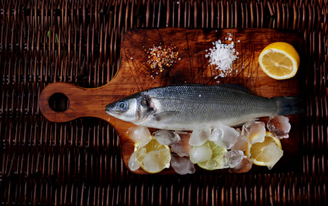 烹调解冻新鲜的鲈鱼在烤架上烹调它。小鲈鱼优秀的晚餐有用的大鱼 kolichesvo 有用的微量元素