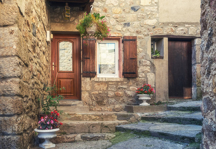 在一条狭窄的街道的风景如画的村庄的 AntraiguessurVolane 房子的入口