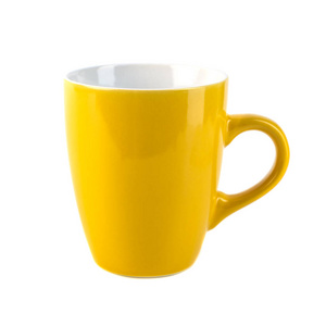 白色背景上的黄色陶瓷杯