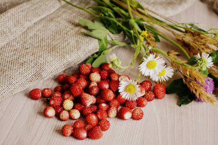 桌上的野草莓和花