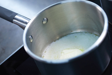 酥油或融化的黄油酥油或融化的黄油融化的黄油粗面粉粥美味的食物