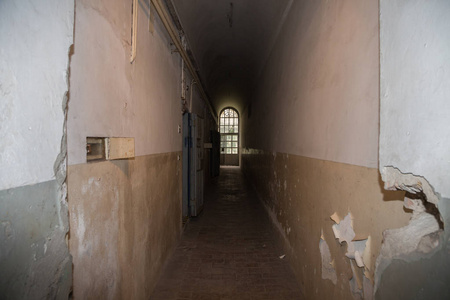 长走廊和白色和破旧的监狱墙壁图片