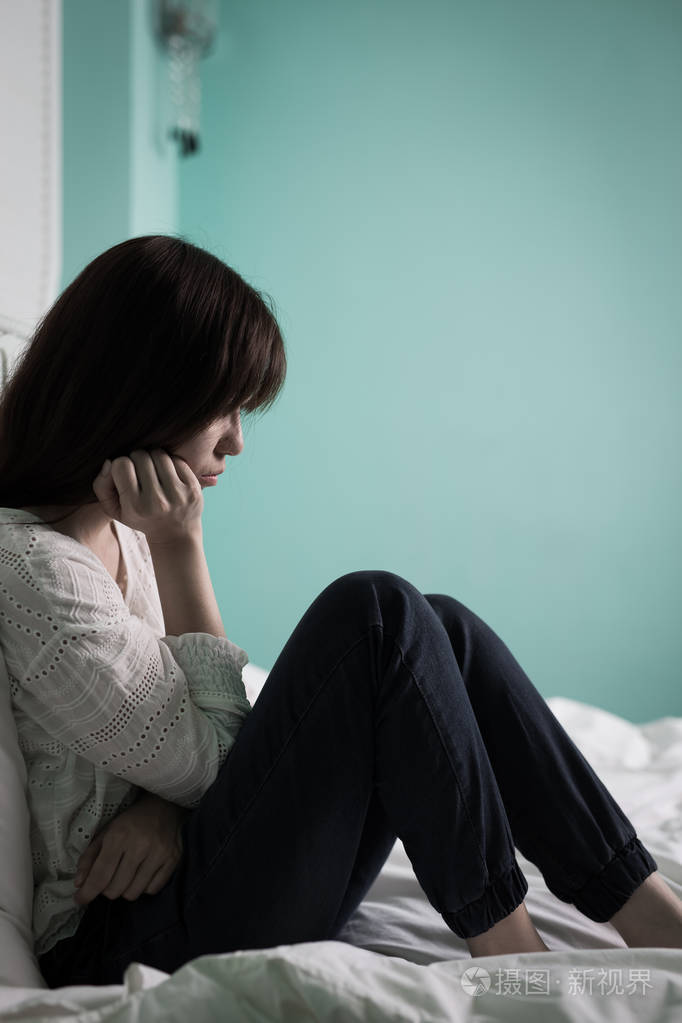 在抑郁坐的女人