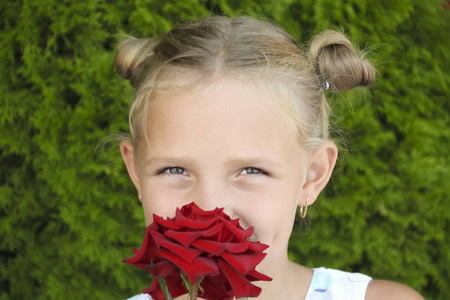 小女孩用花肖像，九月的第一个，学龄前儿童