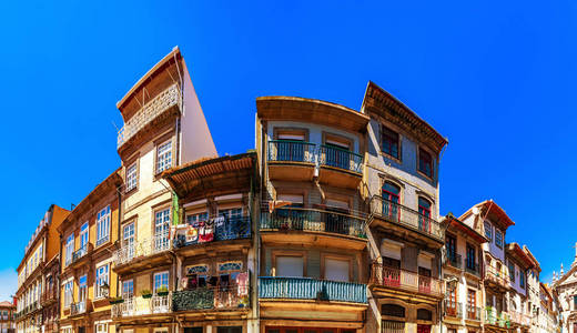 传统的葡萄牙街，panor 的多彩装饰的门面