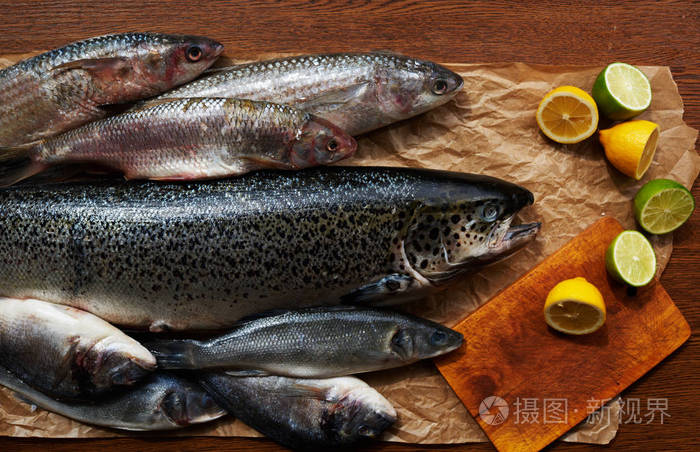 厨师昂贵的鱼餐厅准备午餐面食与虾, 烤鲈鱼和 Dourado, 旁边的鱼是柠檬石灰, 鱼躺在羊皮纸纸整齐