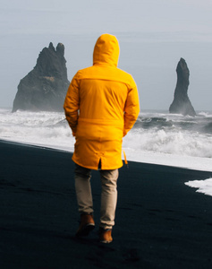 流浪探险家发现冰岛自然奇观