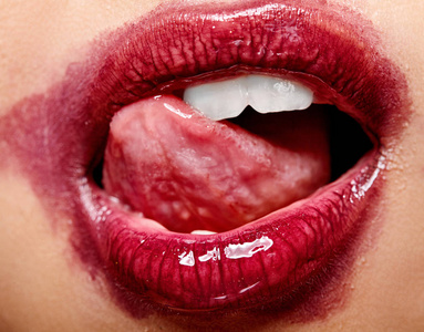 舔嘴巴的嘴唇,用涂的口红的舌头舔牙齿.用白色的牙齿的嘴巴.