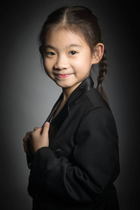 亚洲小姑娘满脸笑容的肖像