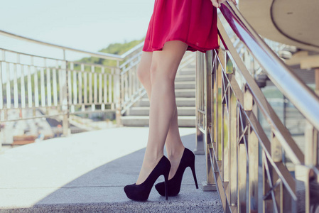 庆祝妇女节.情感女性.开朗的女人.漂亮女孩.女人躺在床上花.