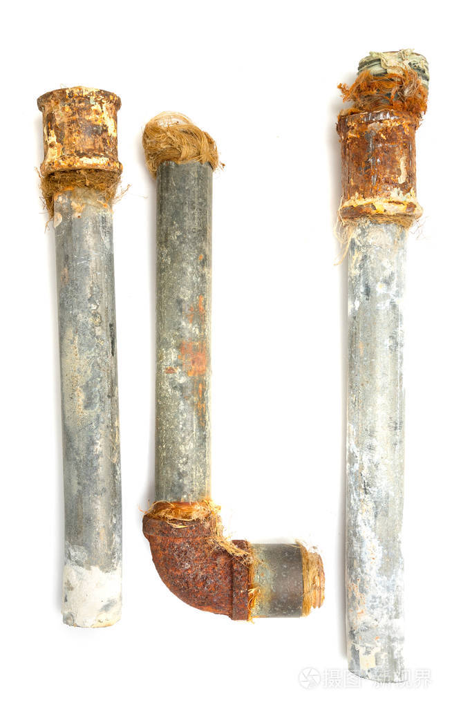 白色背景上的生锈金属管