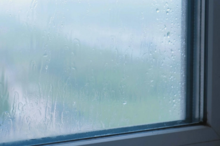 雨点从窗户里流下来室内特写