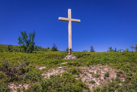 十字架在山通行证 Bukowska 在 Bieszczady 国家公园, Subcarpathian 省波兰