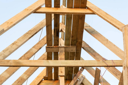 乌克兰 Shagany 泻湖日落时木结构房屋屋面框架结构的建立