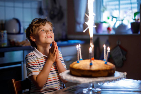 可爱快乐金发碧眼的小小孩男孩庆祝他的生日