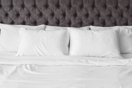 舒适的床上柔软的白色枕头, 特写