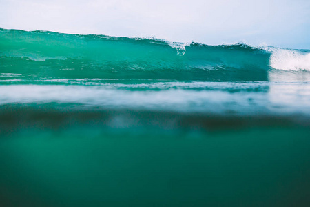 飞溅大海浪