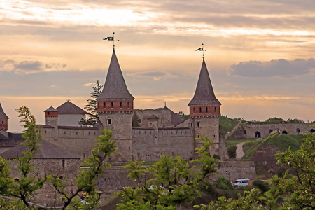 卡米亚奈城堡是前的鲁塞尼亚立陶宛城堡，后来的三部分波兰堡垒位于历史的城市的卡米亚奈日落，乌克兰