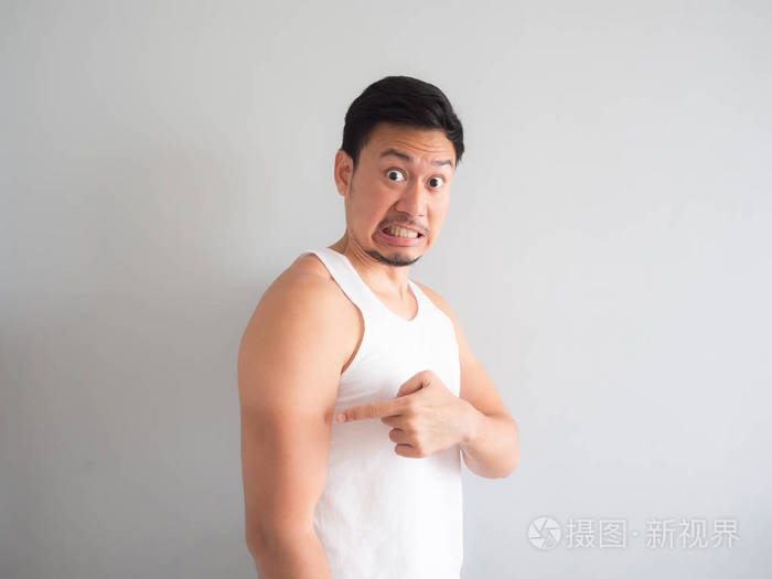 痛苦的面孔亚洲人在白色坦克顶部被晒伤的胳膊