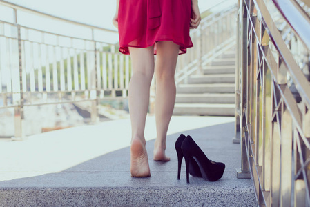 后背部低角度关闭视图照片适合苗条漂亮的运动爱情腿采取步骤, 黑色