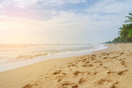 景观的热带海滩性质和在泰国的地平线上的云。夏季放松户外概念