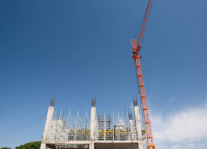 建筑起重机和未完工的建筑在天空背景。底部视图