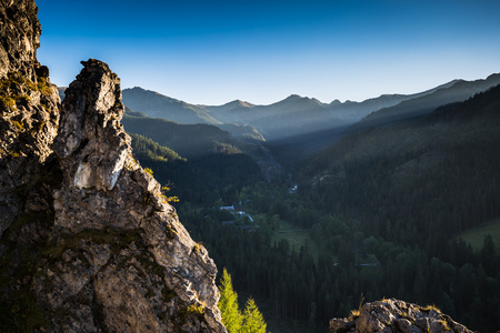 从徒步越过 tatra 山脉的景色。波兰。欧洲