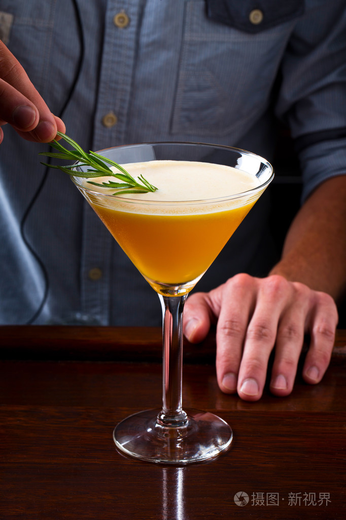 桃色柠檬水马提尼鸡尾酒