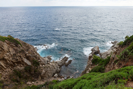 海景湾泻湖与山。地中海, 西班牙