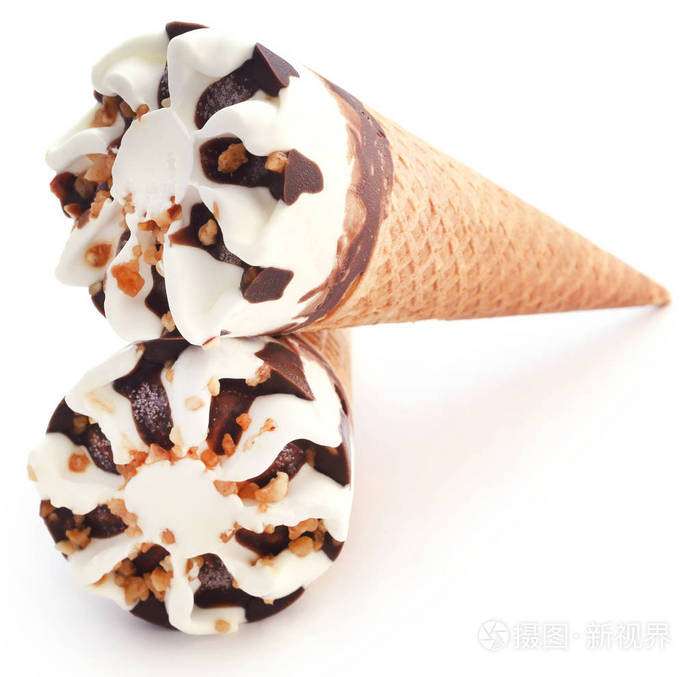 在白色背景的甜筒雪糕