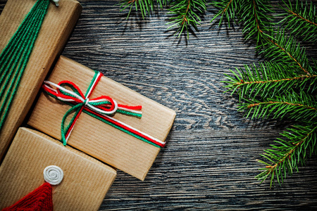 手工制作圣诞礼物盒松树树分支假期概念