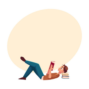 年轻的男子，躺在地上的男孩看书