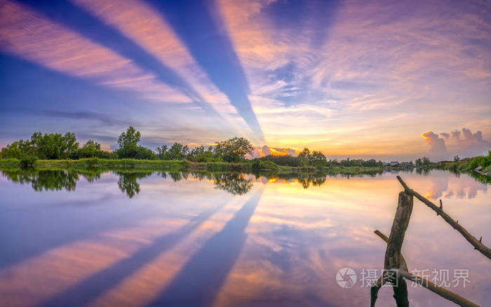 沿着河的时候,太阳落下地平线的夕阳的光线
