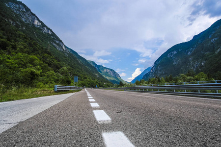 高山风景与路的形象