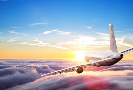 背面的商用飞机飞越云层上空.全景尺寸照片